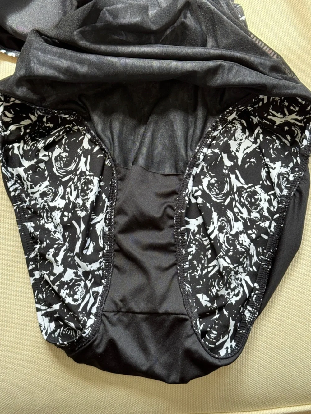 DKNY Black and White Floral One-Piece Swimsuit sz 12 - Picture 6 of 6